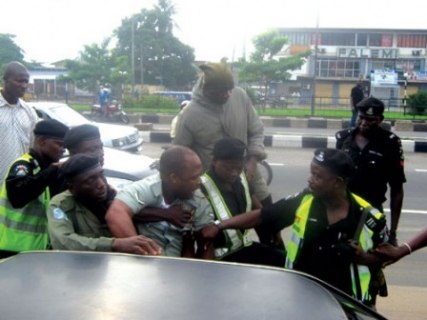 Lagos: Police and Army clash over egunje